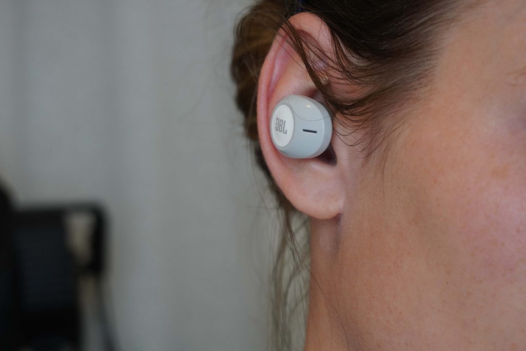 Как правильно вставлять беспроводные наушники в уши чтобы не выпадали фото