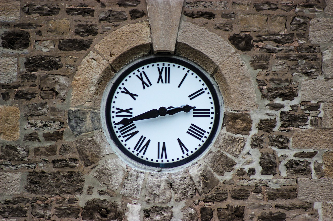 Старинные часы на стену